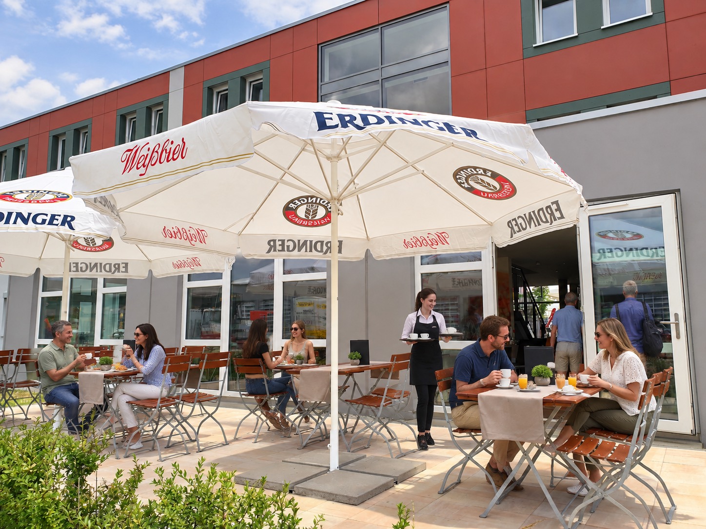 Terrasse des EuroHotel Friedberg mit Gästen